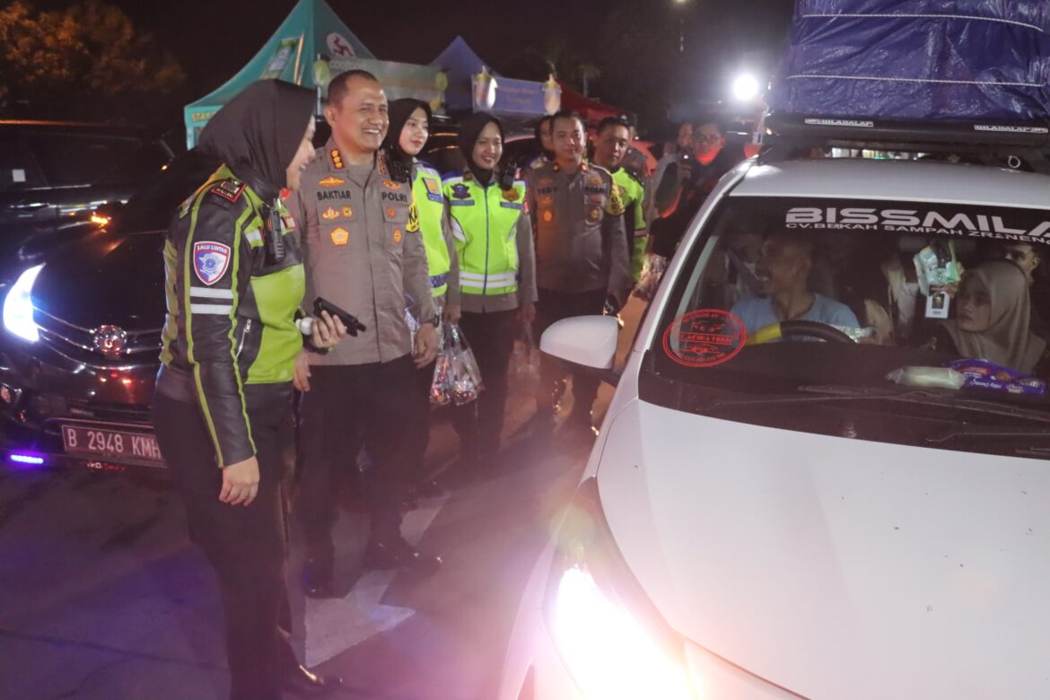 Kapolresta Tangerang dan Kasat Lantas Himbau agar Tertib Berlalu Lintas kepada Pemudik di Rest Area Tol KM 43