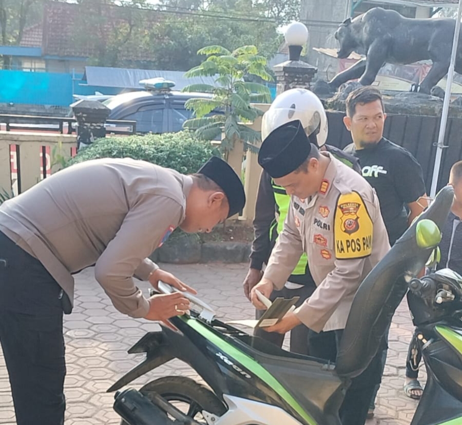 Polsek Pameungpeuk Beri Bantuan Motor untuk Tukang Ojek yang Tertipu Penumpang