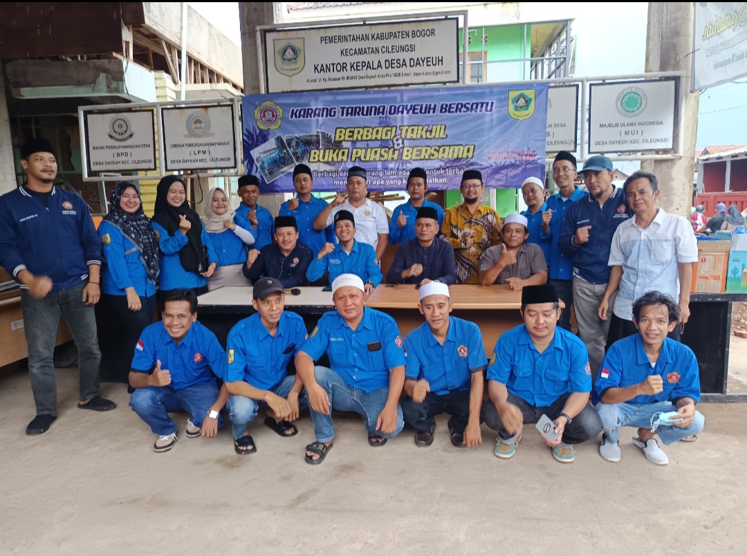 Keluarga Besar Karang Taruna Desa Dayeuh Berbagi Takjil Kepada Pengguna Jalan