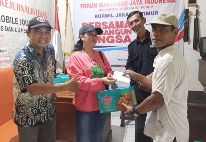 FWJ Indonesia Korwil Jakarta Timur Disaksikan Pengurus DPP FWJI Bagikan Bingkisan Lebaran Pada Puluhan Warga Dilingkungan Sekitar Kantor Serta Anggotanya