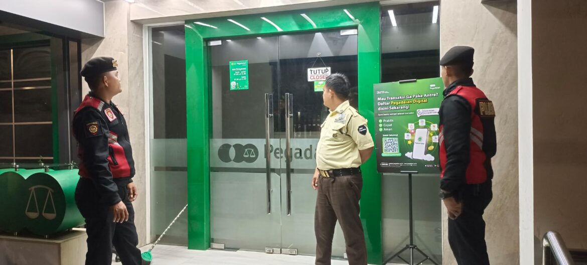 Cipkon Libur Lebaran, Tiga Anggota Samapta Polres Ciamis Patroli ke Kantor Pegadaian Ciamis