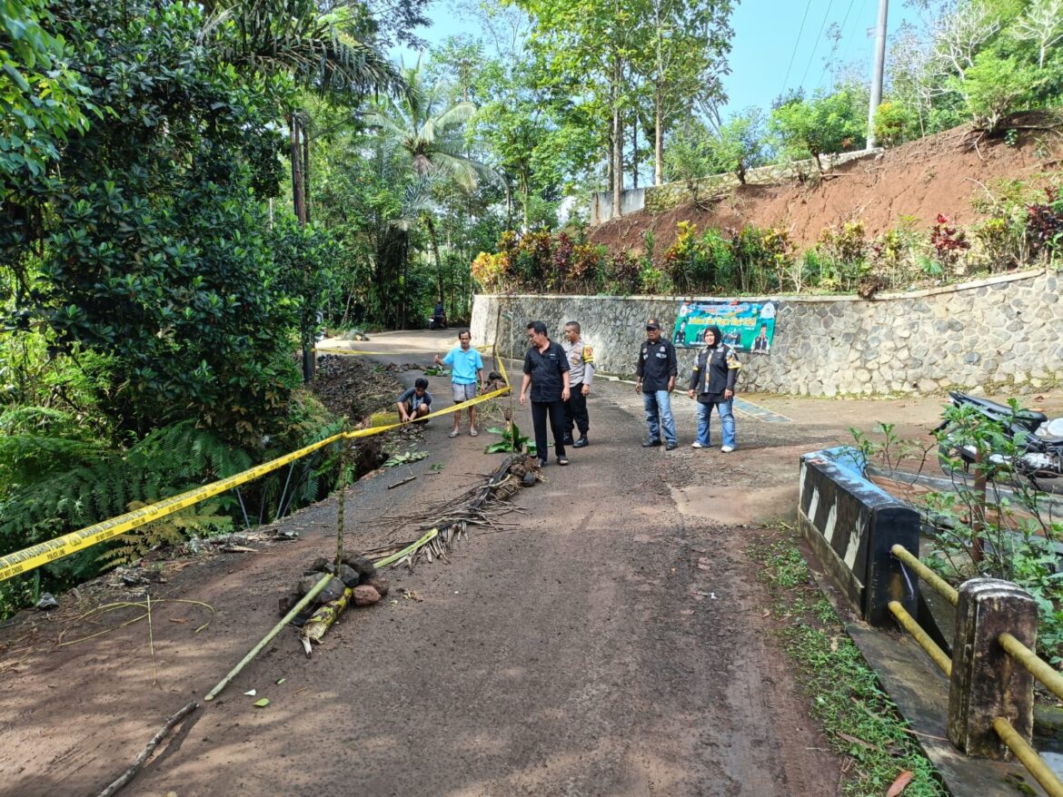 Polri Lakukan Pengamanan TKP Jalan Longsor di Desa Jalatrang, Pastikan Keamanan Masyarakat