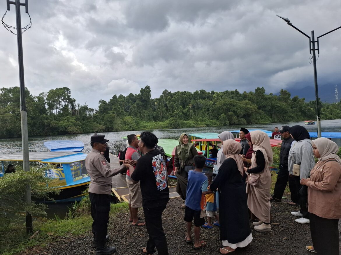 Polsek Panjalu Laksanakan Pengamanan dan Monitoring Wisatawan di Situ Lengkong Panjalu