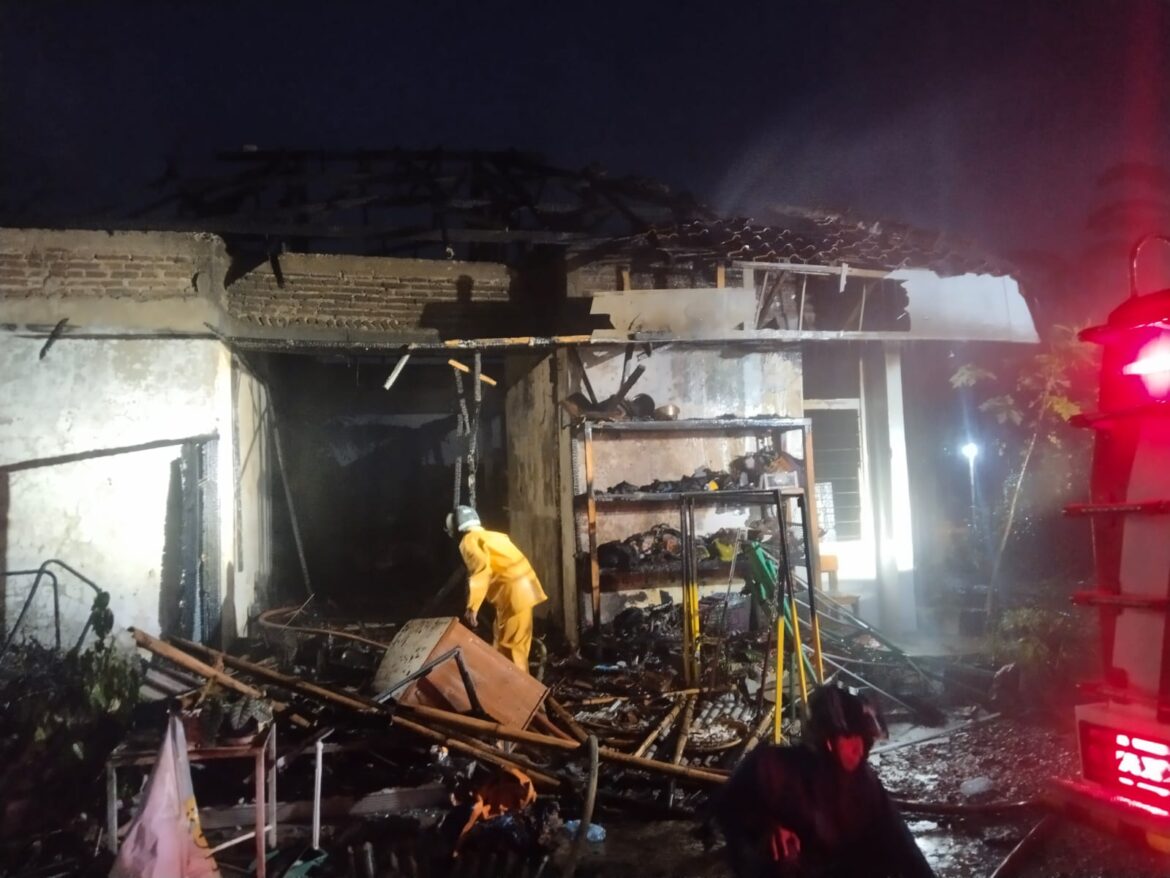 Kebakaran Hanguskan Rumah Dinas Perkebunan di Maleber, Kerugian Capai Rp 200 Juta