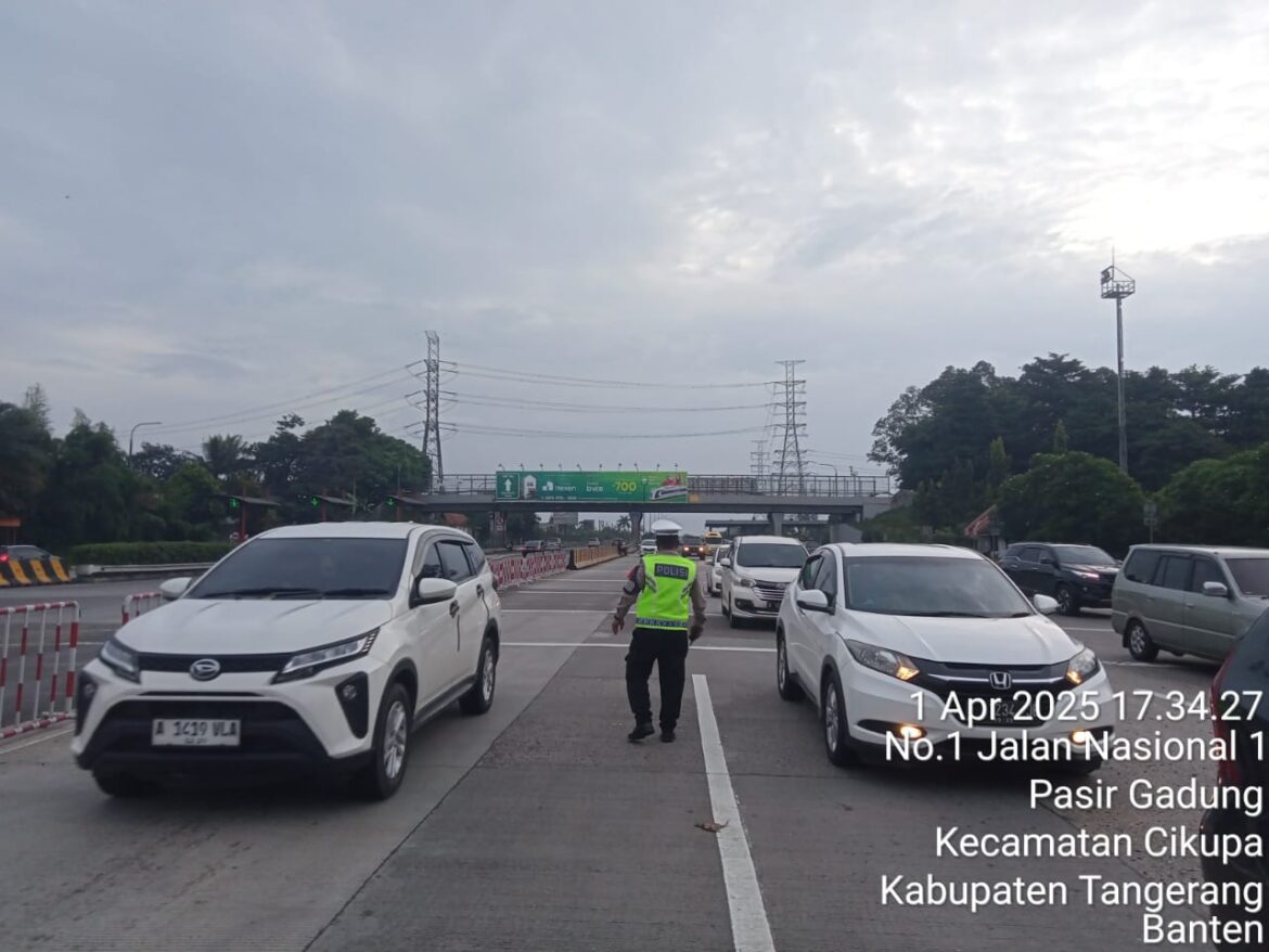 Satgas Kamseltibcar Lantas Ops Ketupat Maung 2025 Melakukan Monitoring Kendaraan di Gerbang Tol Cikupa