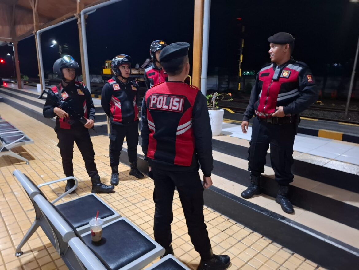 Polres Ciamis Gelar Patroli Dialogis di Stasiun KA untuk Amankan Mobilisasi Mudik Lebaran