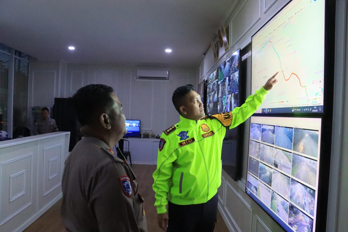 Kapolres Bogor Dampingi Dir Lantas Polda Jabar Cek Monitoring Arus Lalu Lintas Yang Akan Berwisata Serta Arus Balik Lebaran Idul Fitri 1446 H Di Pos Gadog