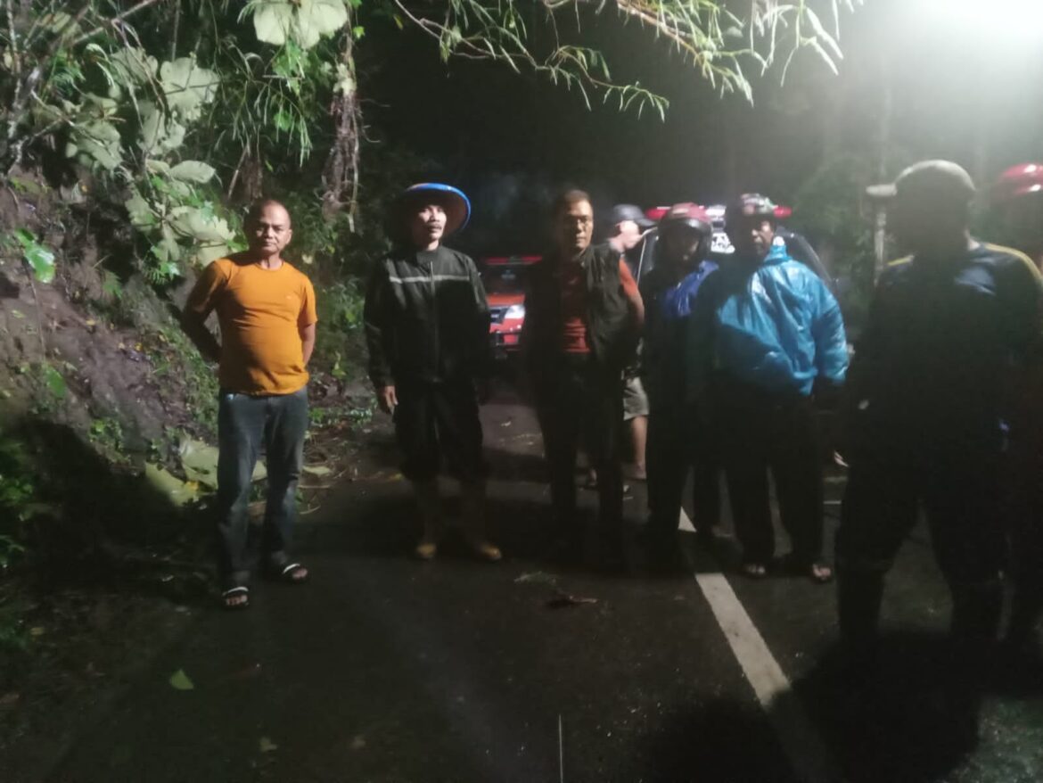 Personel Polsek Pamarican Datangi TKP Bencana Tanah Longsor dan Gotong Royong Bareng Warga