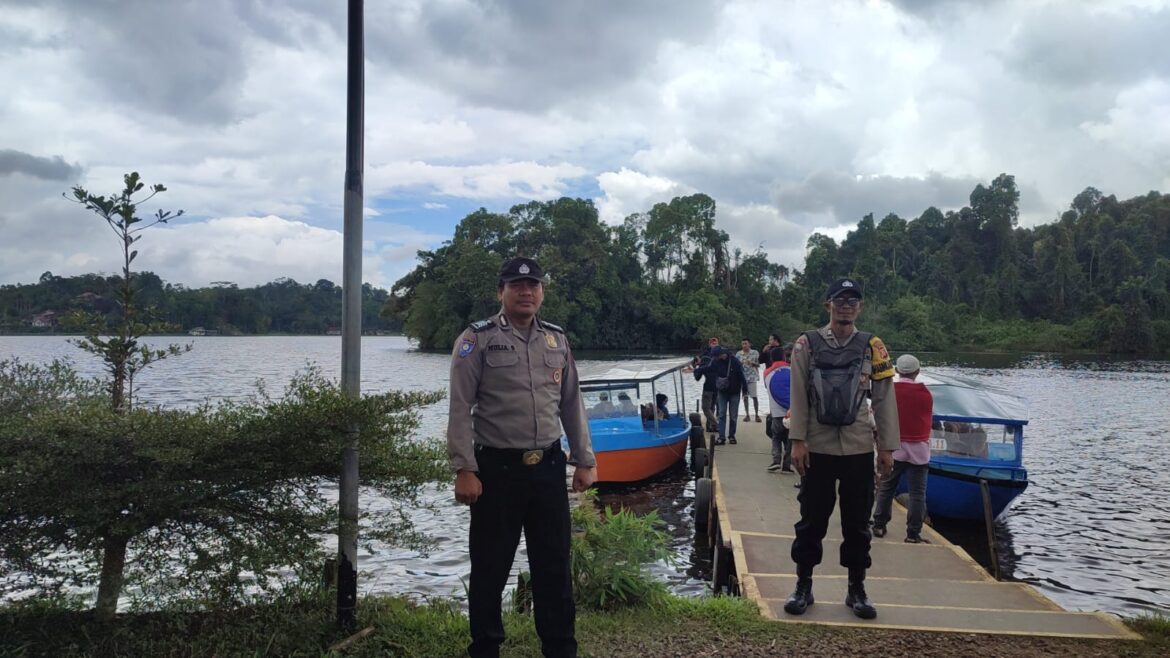 Ops Ketupat Lodaya 2025, Polsek Panjalu Polres Ciamis Cek Kegiatan Warga di Obwis Situ Lengkong