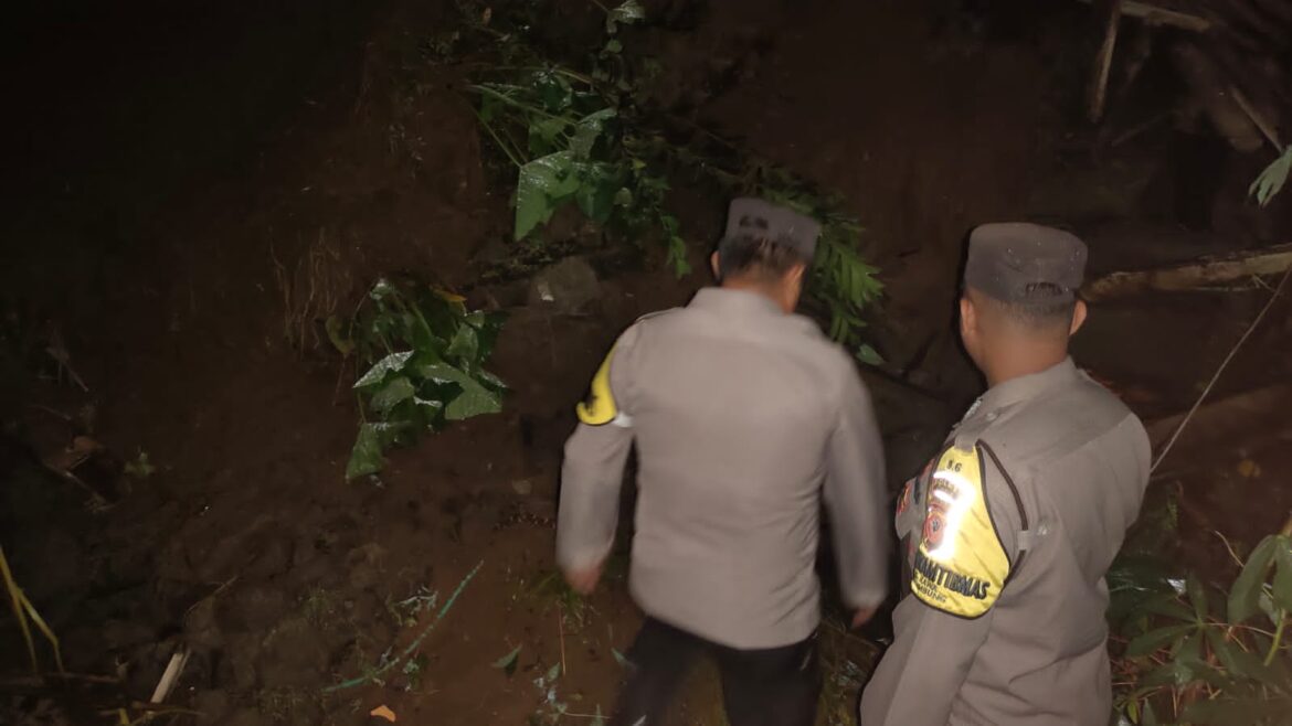 Polsek Kawali Polres Ciamis Datangi TKP Bencana TPT Warga Roboh Dihantam Hujan