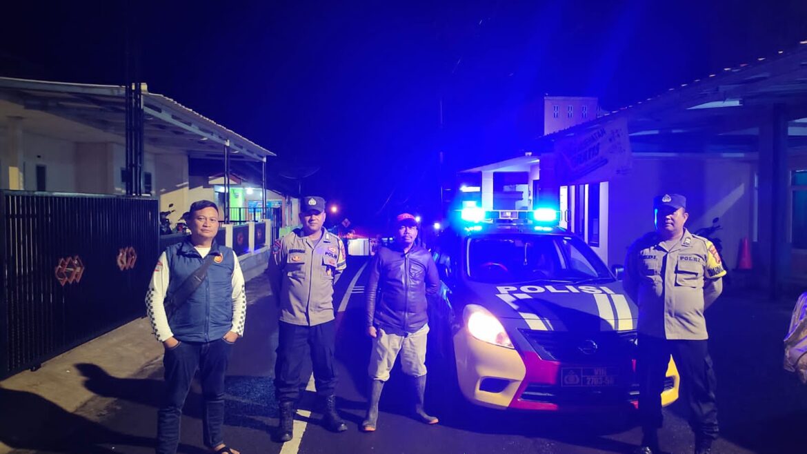 Berikan Rasa Aman di Lebaran 2025, Personel Polsek Kawali Polres Ciamis Patroli di Malam Hari