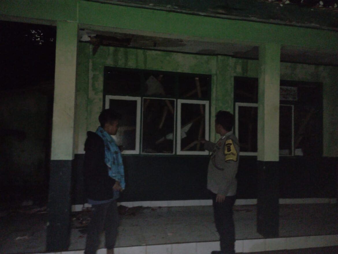 Kesiapsiagaan Bencana, Polsek Kawali Polres Ciamis Datangi Sekolah Ambruk Dihantam Hujan Deras