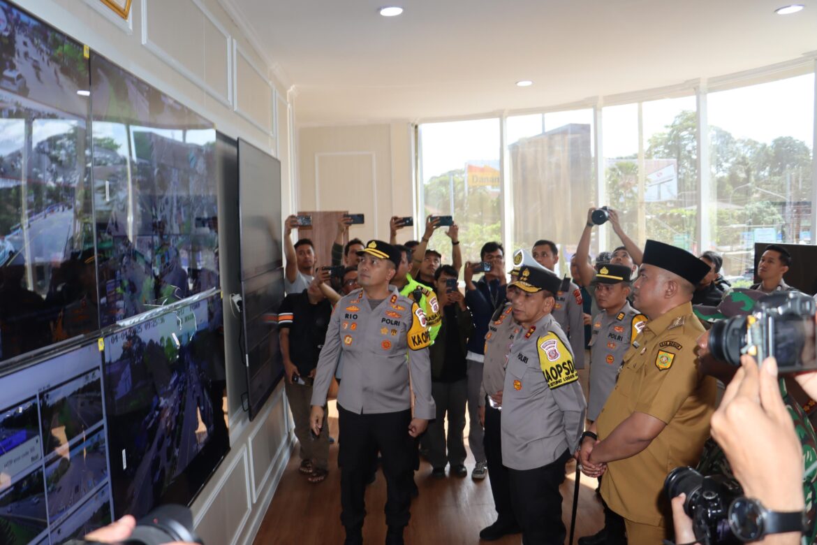 Kapolda Jawa Barat Bersama Kapolres Bogor Tinjau Langsung Kesiapan Personil Dan Pos Pengamanan Lebaran Di Gadog