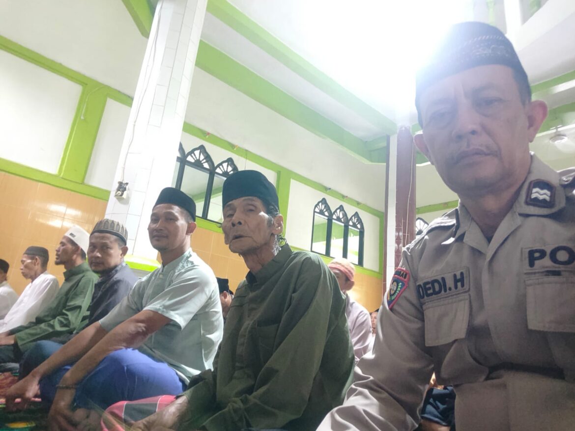 Bhabinkamtibmas Aiptu Dedi H Melaksanakan Jumling Sekaligus Sambangi Tokoh Ulama Guna Mempererat Ikatan Polri dan Para Tokoh Ulama di Desa Binaan