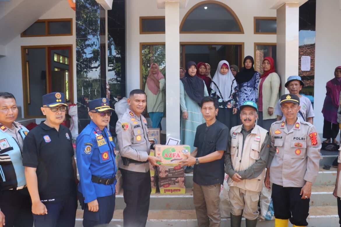 Kapolres Ciamis Tinjau Lokasi Tanah Longsor di Panawangan, Salurkan Bantuan dan Pastikan Keselamatan Warga