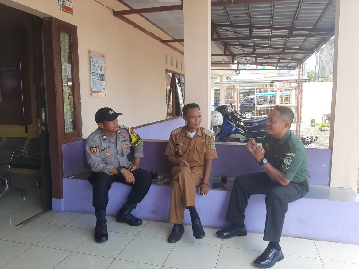 Polsek Cikoneng Koorkom Kamtibmas ke Kades Gunungcupu Wujudkan Kondusifitas Wilayah