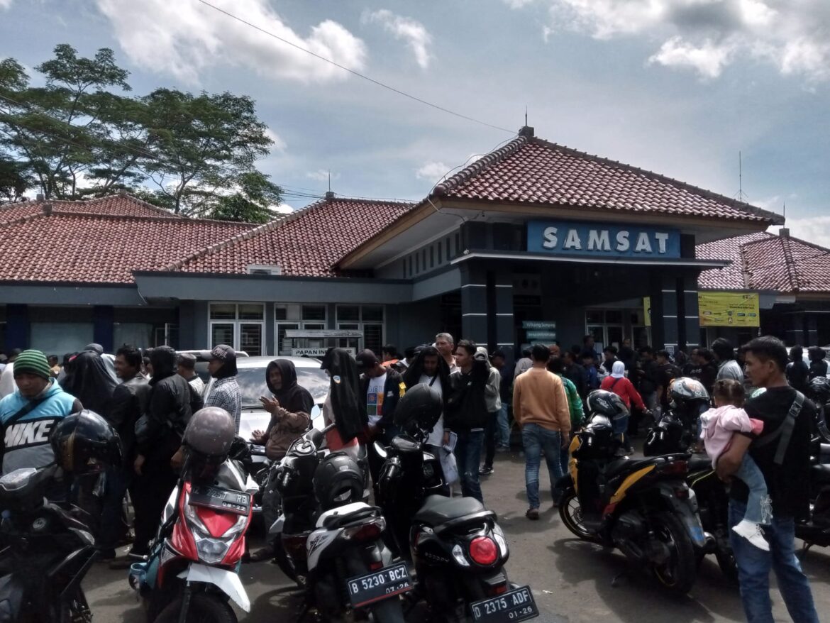 Pemprov Jabar Hapus Denda Pajak, Warga Kabupaten Tasikmalaya Serbu Samsat Sukaraja