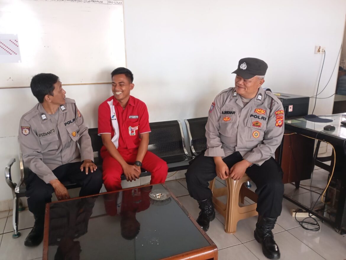 Berikan Rasa Nyaman, Dua Anggota Polsek Kawali Polres Ciamis Patroli Dialogis ke Masyarakat