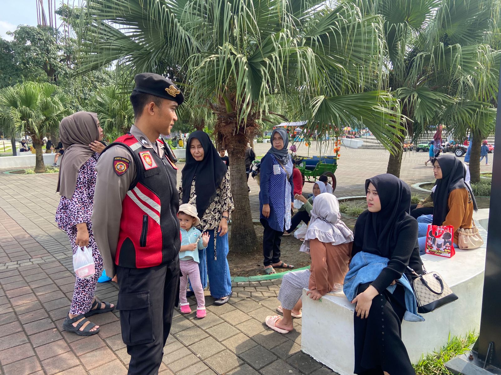 Cipkon Area Publik, Samapta Polres Ciamis Patroli Jalan Kaki di Alun Alun Ciamis