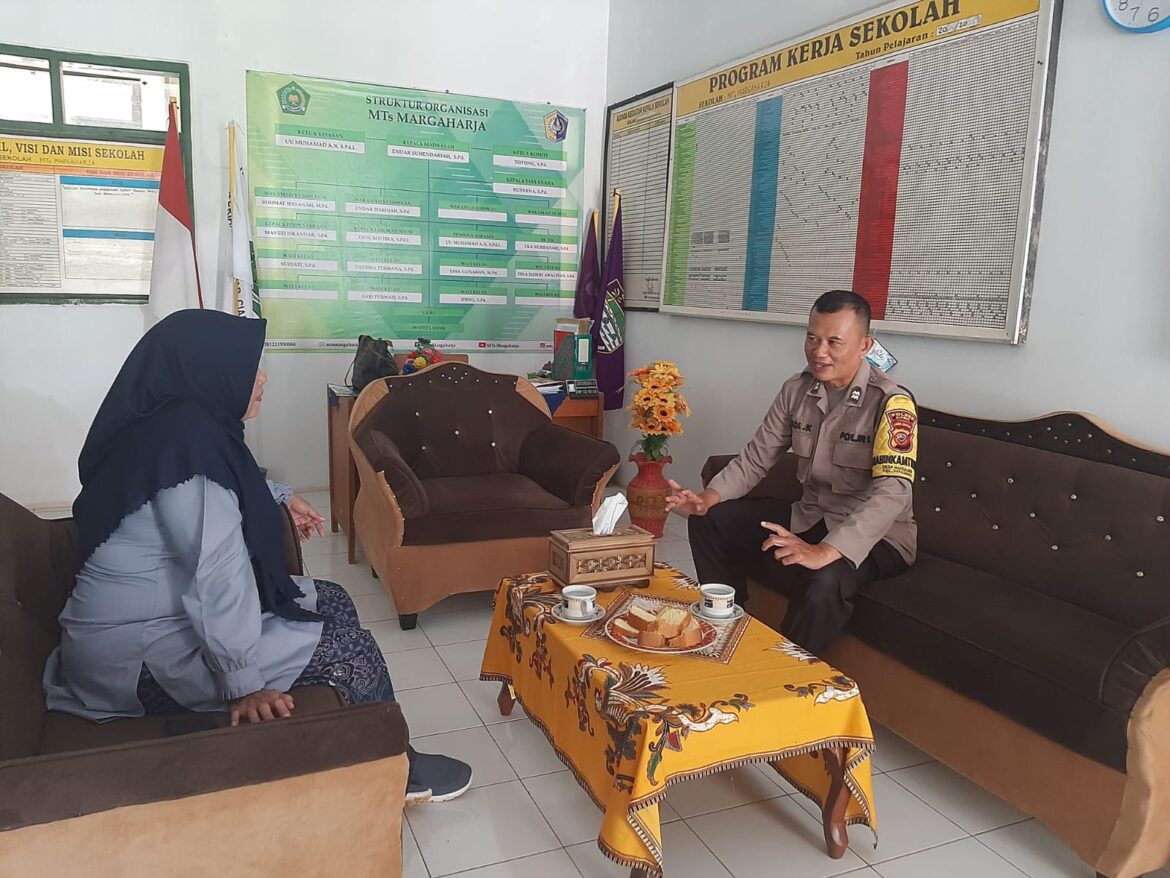 Polsek Sukadana Polres Ciamis Datang ke MTS Margaharja Edukasi Bahaya Kenakalan Pelajar
