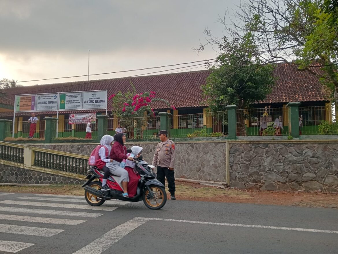 Pelayanan Masyarakat, Polsek Sukadana Polres Ciamis Bantu Anak Menyebrang di Area Sekolah
