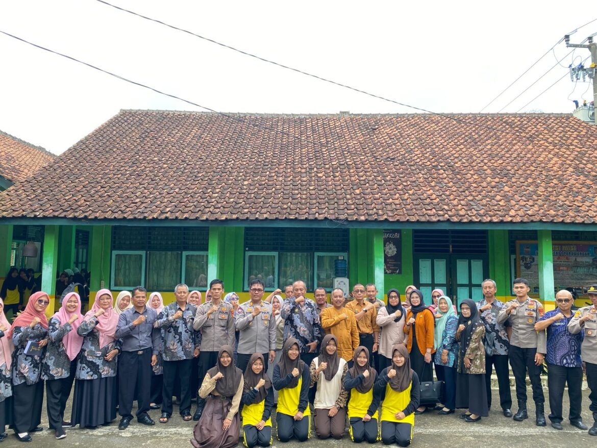 Sosialisasi Larangan Siswa SD/SMP Mengendarai Sepeda Motor dan Edukasi Harkamtibmas di SMPN 1 Panawangan