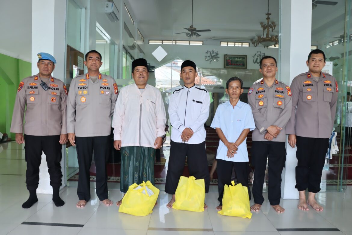 Kapolres Jakbar Shalat Jumat Bareng Warga, Marbot Masjid Terima Bantuan Sosial
