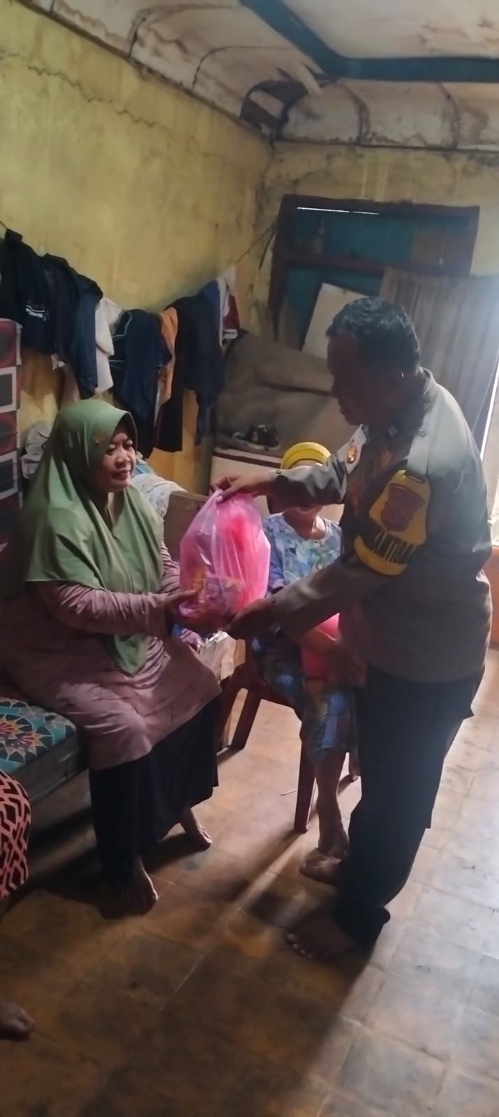 JUM’AT BERKAH, Kapolsek Pasar Kemis Berbagi Sembako Kepada Warga