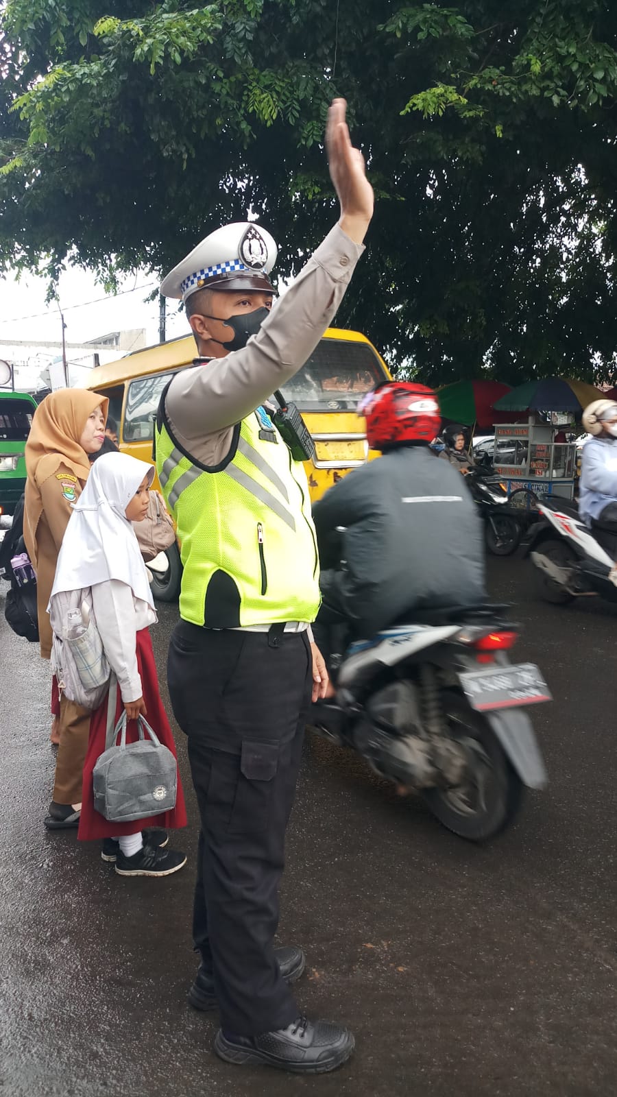 Ciptakan Kamseltibcarlantas di Wilayah Polsek Balaraja Pengaturan Arus Lalu Lintas Sore Hari di Wilayah Hukum Polsek Balaraja