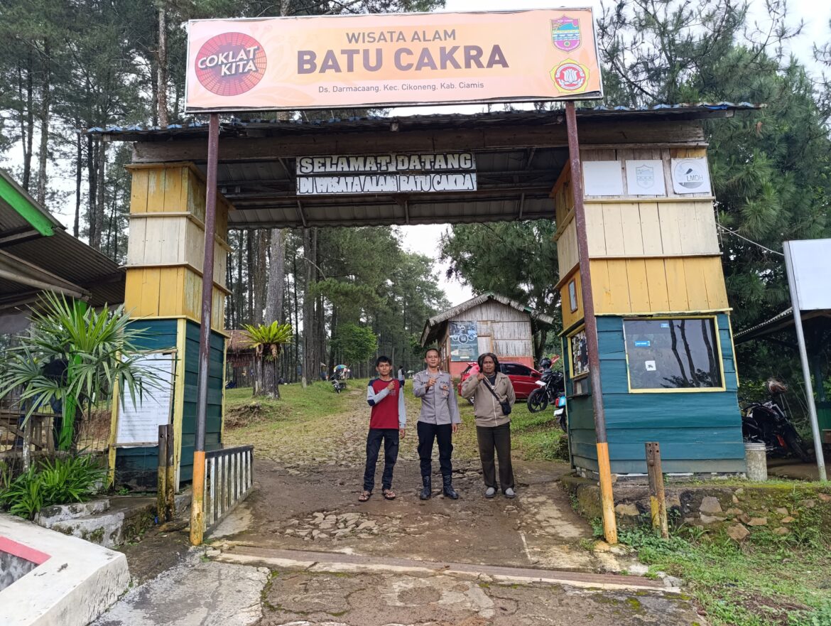 Polsek Cikoneng Polres Ciamis Ikuti Bareng Warga Kerja Bakti Renovasi Jembatan di Desa Kujang