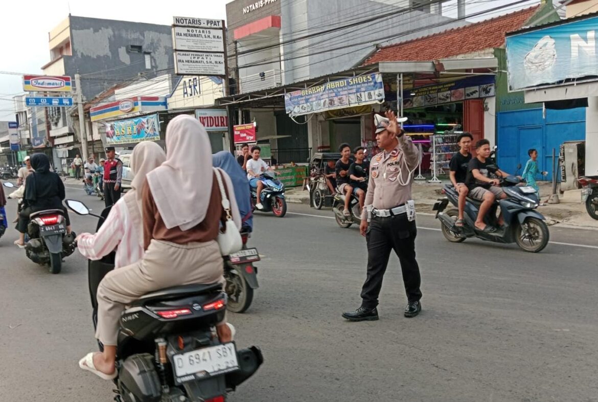 Pelayanan Masyarakat, Polsek Banjarsari Polres Ciamis Siaga di Jalur Rawan dan Padat Lalu Lintas