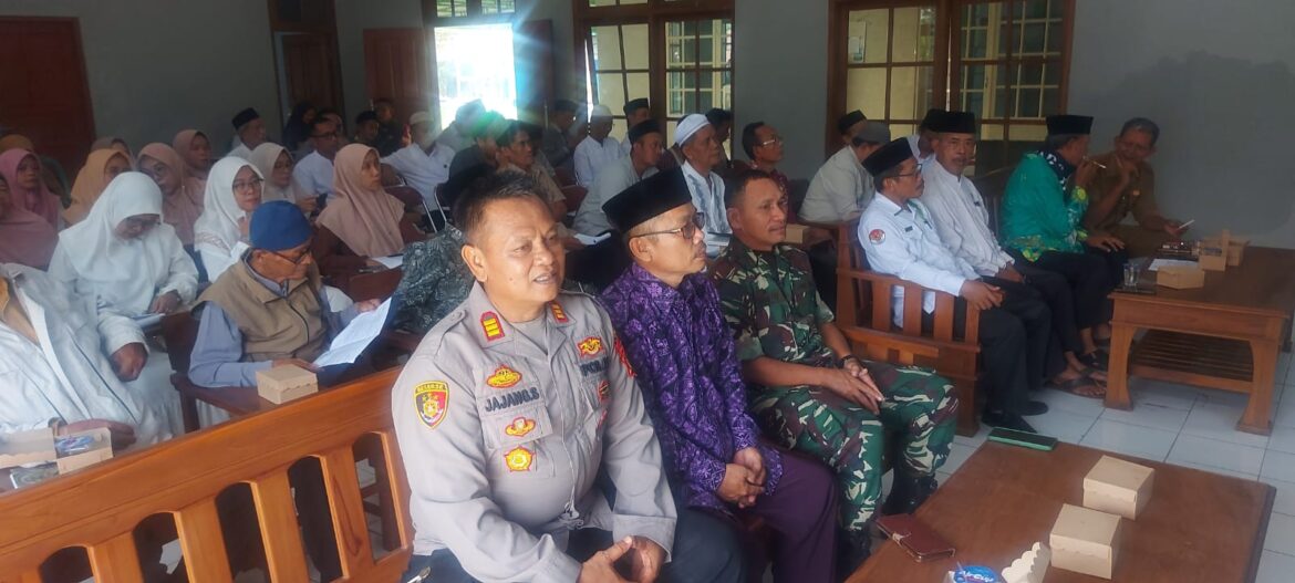 Kapolsek Cijeungjing Hadiri Kegiatan Bimbingan Manasik Haji Tingkat Kecamatan Cijeungjing Tahun 1446 H/2025