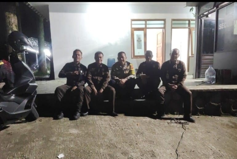 Bhabinkamtibmas Wilayah Hukum Polsek CSR Polres Bogor Giat Cooling Sistem Monitoring Cek Pos Siskamling Beri Himbauan Ajak Jaga Kondusifitas Cegah Gangguan Kriminalitas