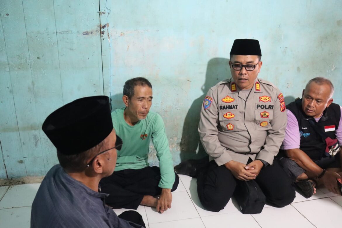 Pengantaran Jenazah Korban Pembunuhan ke Rumah Duka oleh Polres Ciamis