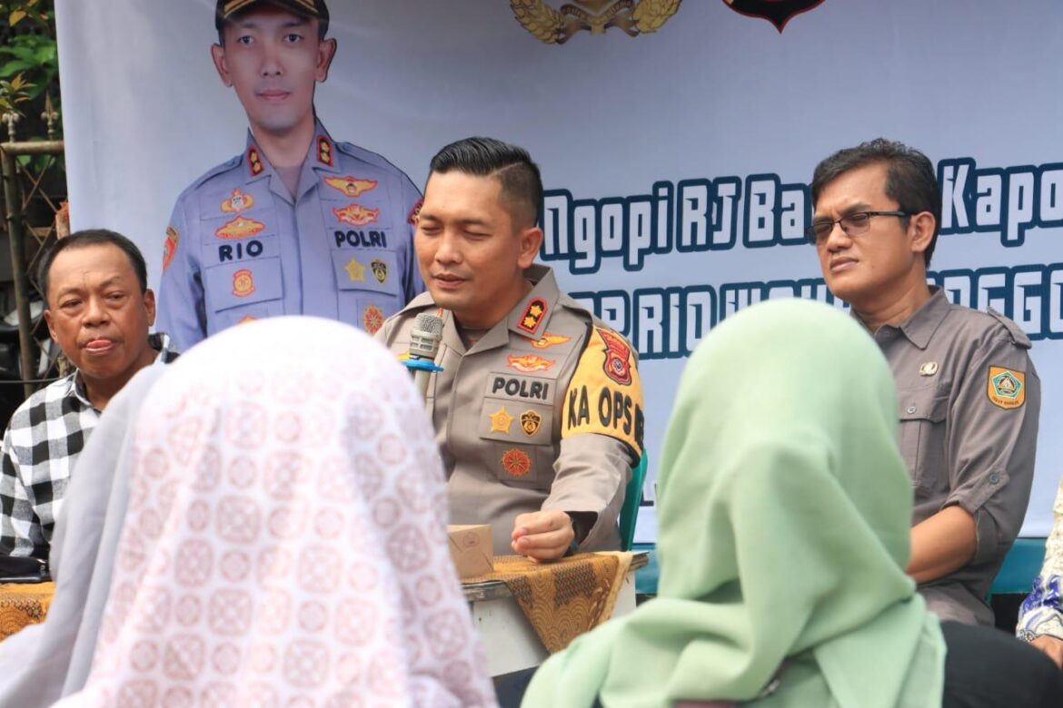 Kapolres Bogor AKBP Rio Wahyu Anggoro, S.H., S.I.K., M.H. Mendengarkan Keluhan Warga Dalam Mencari Solusi, Melalui Jumat Curhat
