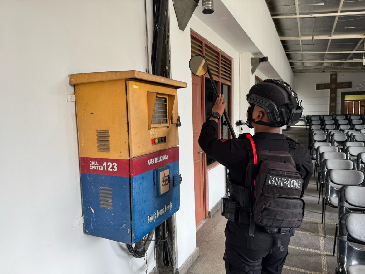 Polsek Pasar Kemis Bersama Jibom Brimob Polda Banten Sterilisasi Gereja Paroki St Gregorius