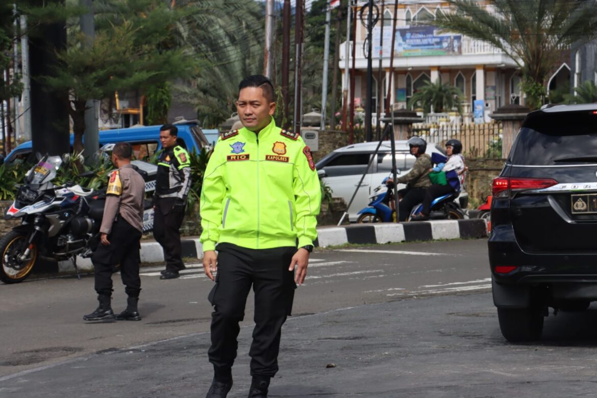 Kapolres Bogor Tinjau Langsung Arus Lalu Lintas Puncak Saat Libur Akhir Pekan, Pastikan Kestabilan Mobilotas Kendaraan Yang Akan Menuju Puncak