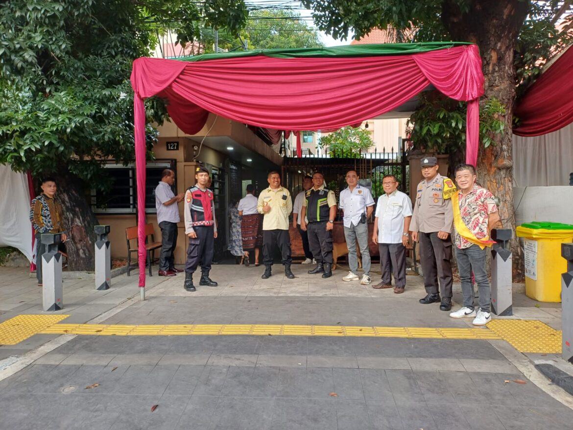 Kepolisian lakukan Pengamanan Ketat pada Misa Pertama Pekan Suci Paskah di Gereja Santo Yosep Matraman