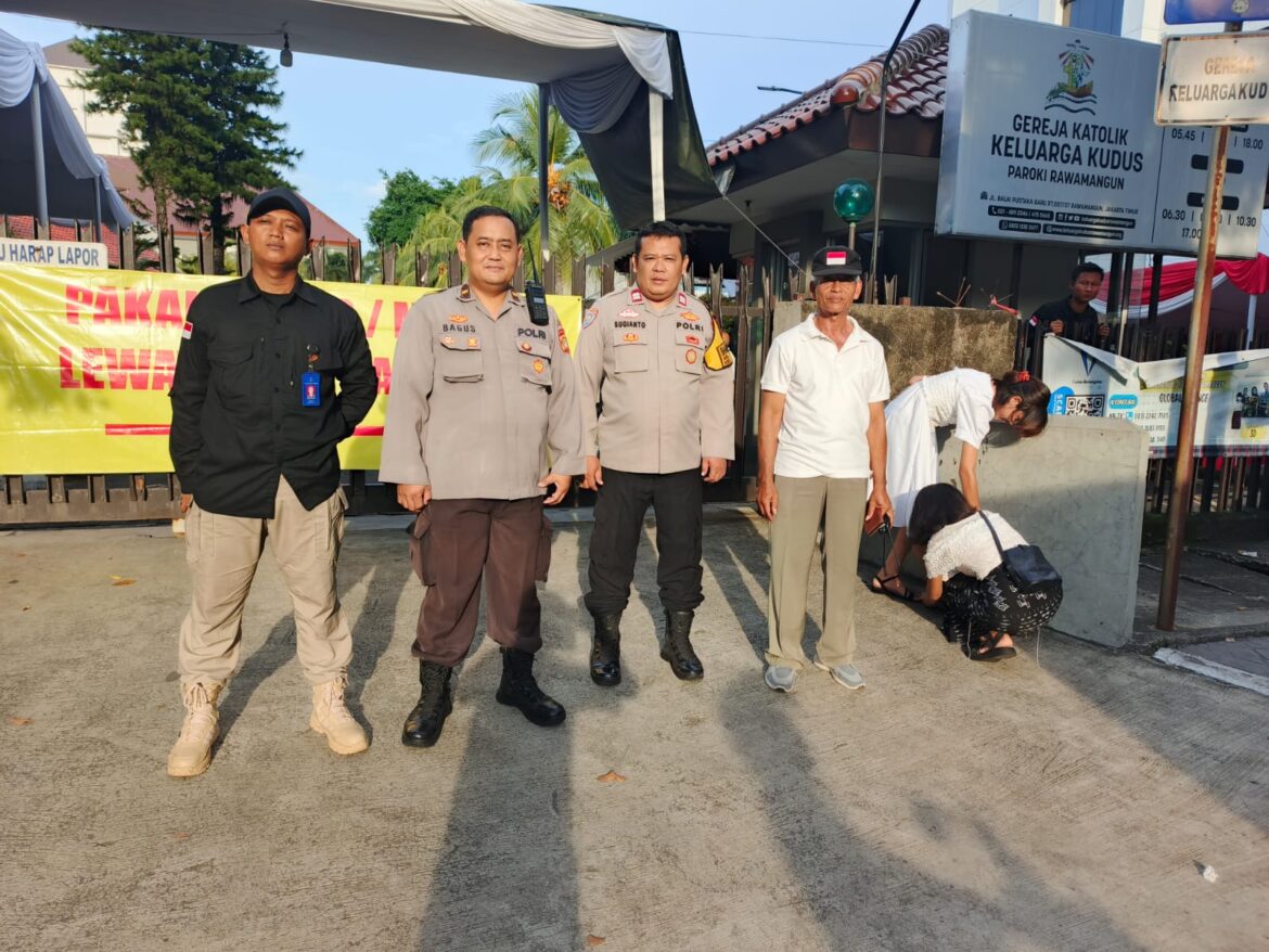 Polsek Pulogadung jaga Ketat Ibadah Vigili Paskah di Gereja Keluarga Kudus Rawamangun
