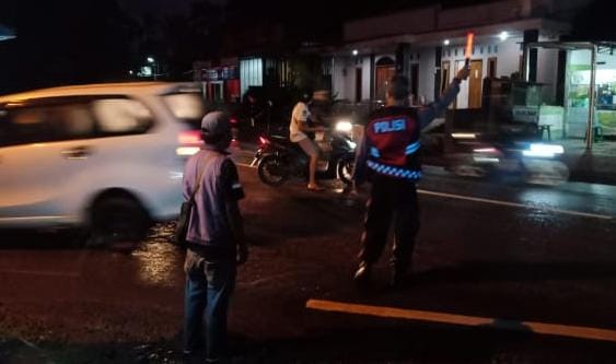 Berikan Rasa Nyaman, Polsek Cimaragas Patroli Biru Antisipasi Gangguan Kamtibmas Saat Malam