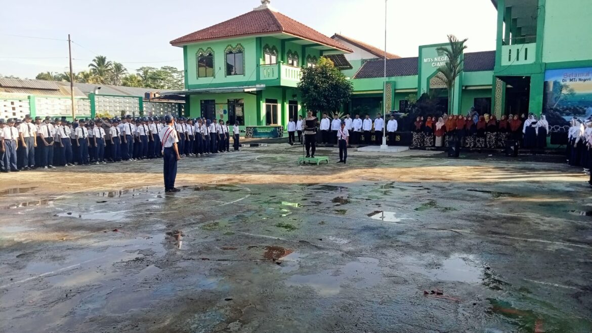 Humanis, Kapolsek Cikoneng Datang ke MTSN 9 Ciamis Beri Pembinaan Saat Upacara Bendera