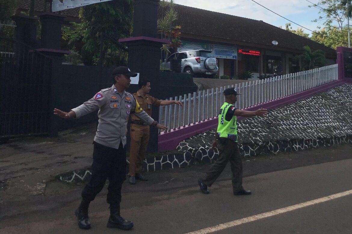 Pelayanan Masyarakat, Polsek Sukadana Polres Ciamis Bantu Anak Menyebrang di Area Sekolah