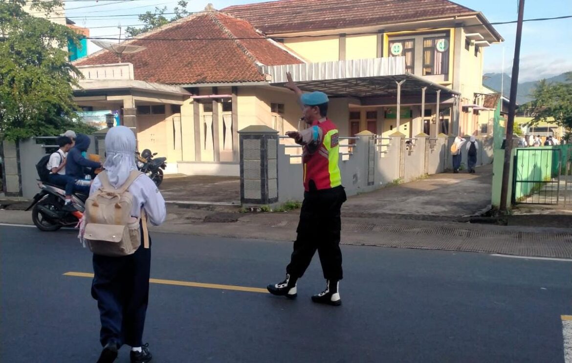 Pelayanan Masyarakat, Polsek Cipaku Polres Ciamis Siaga di Jalan Padat Saat Jam Sekolah
