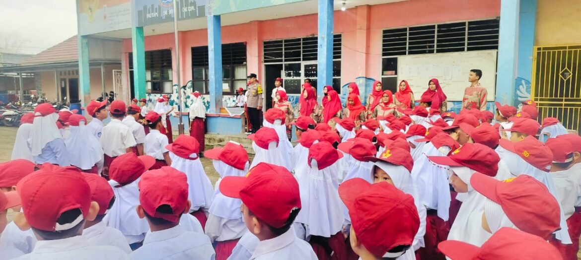 Jadi Pembina Upacara, Ini Pesan Bhabinkamtibmas kepada Siswa SD Negeri 2 Sindang Panon