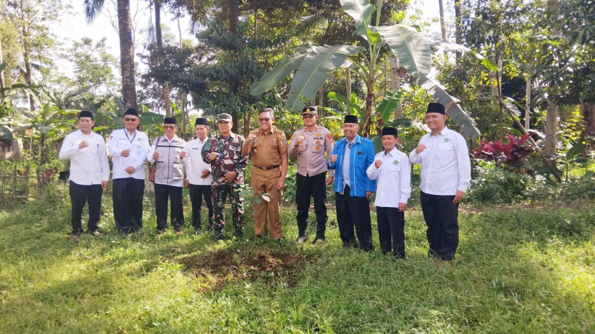 Kapolsek Cihaurbeuti Hadiri Kegiatan Penanaman Sejuta Pohon dalam Rangka Peringatan Hari Bumi 2025