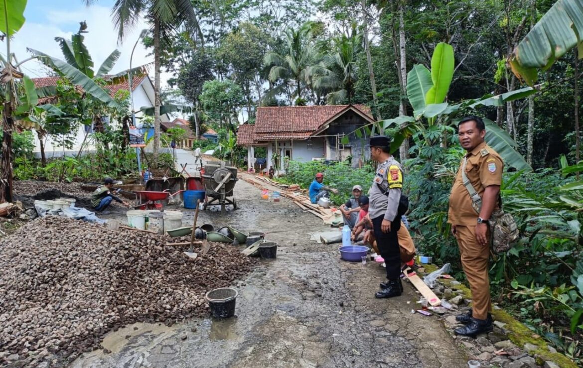 Humanis, Polsek Cipaku Polres Ciamis Ikut Gotong Royong Pembangunan Jalan Desa Jalatrang