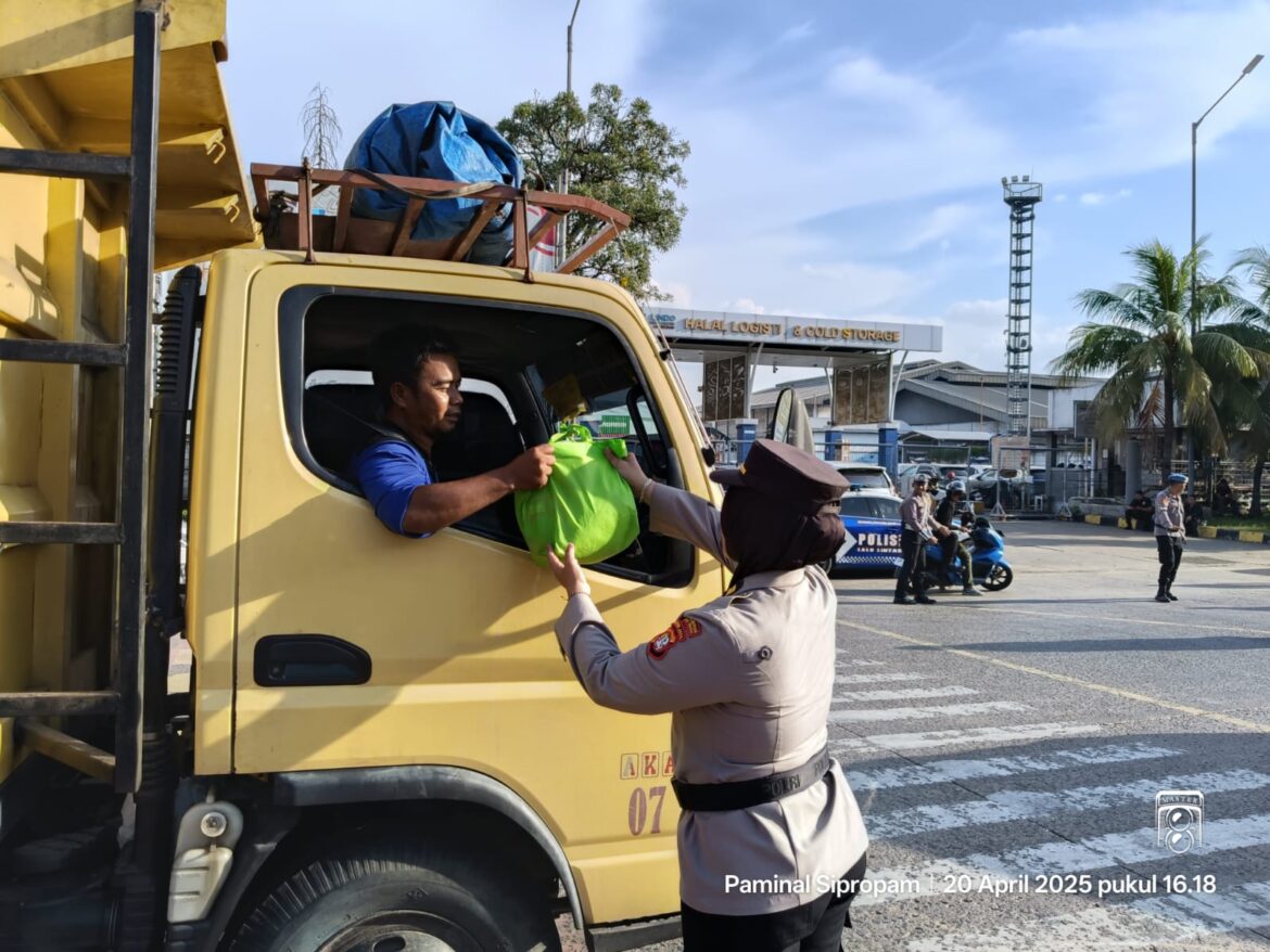 Polres Pelabuhan Tanjung Priok memberikan sembako ke sopir