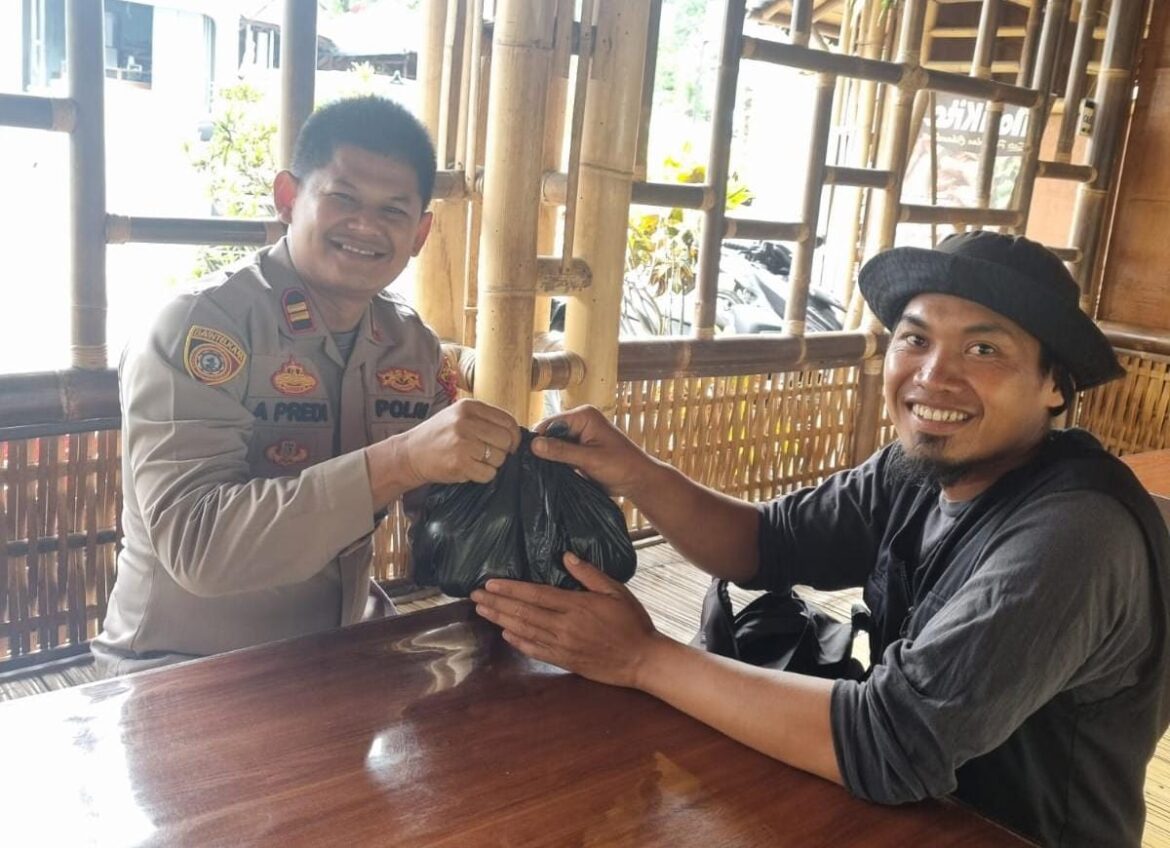 Kapolsek Cihaurbeuti Jalin Silaturahmi dengan Tokoh Masyarakat Dorong Peran Aktif dalam Pembangunan Sosial