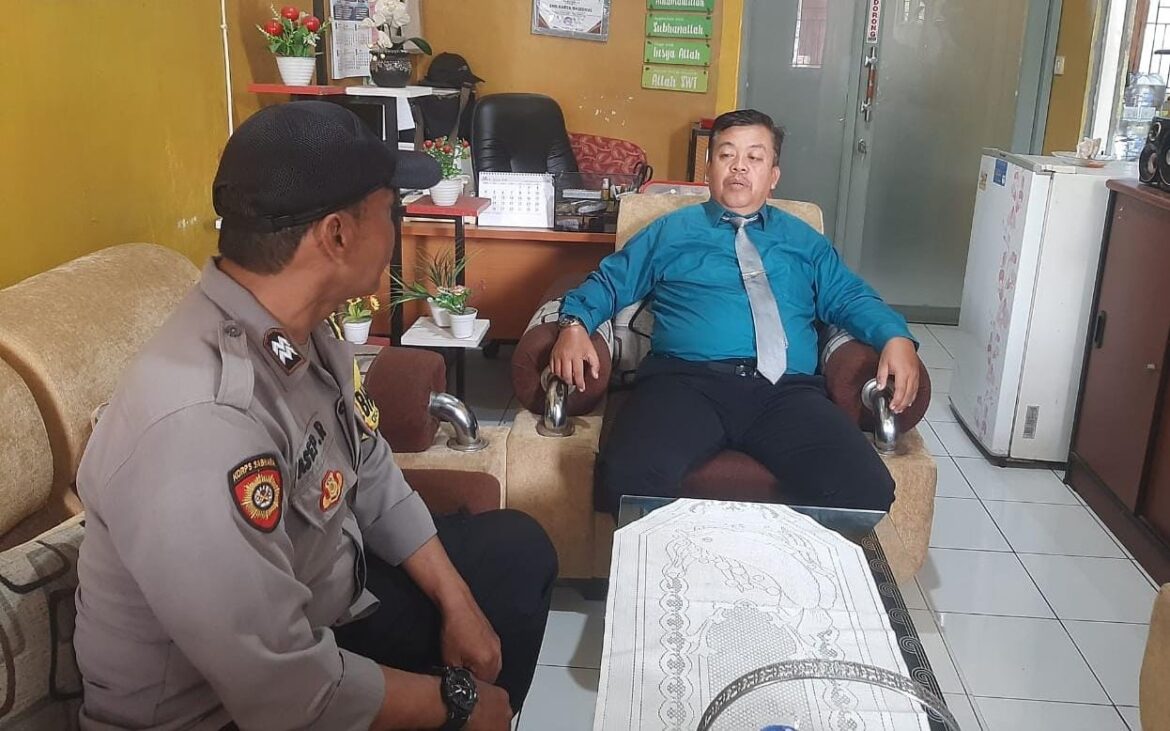 Polsek Cikoneng Polres Ciamis Datangi Kepala SMK Karnas Koorkom Bahaya Kenakalan Remaja