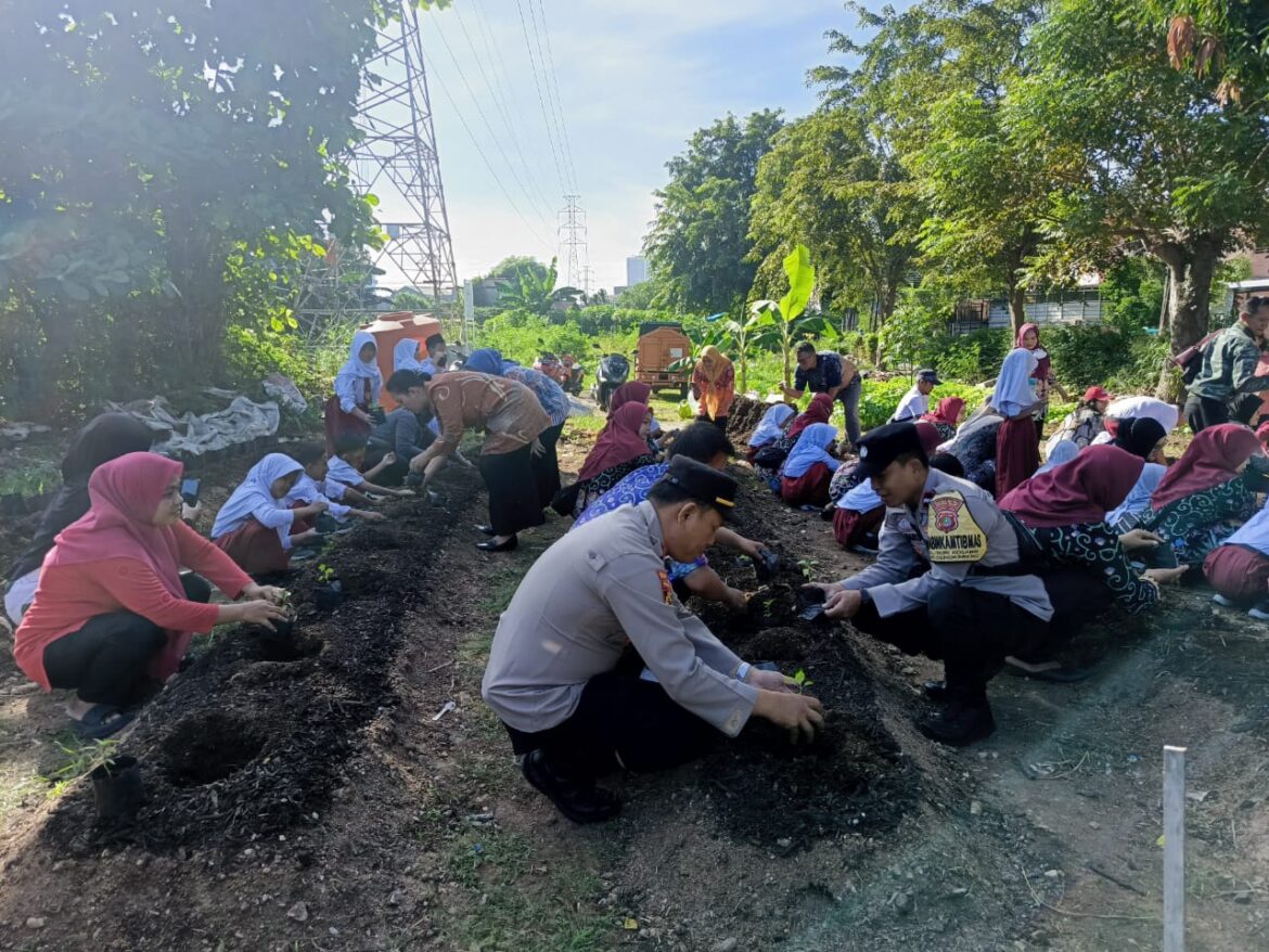 Edukasi Ketahanan Pangan, Polisi Cengkareng Turun ke Urban Farming Bersama Anak-Anak